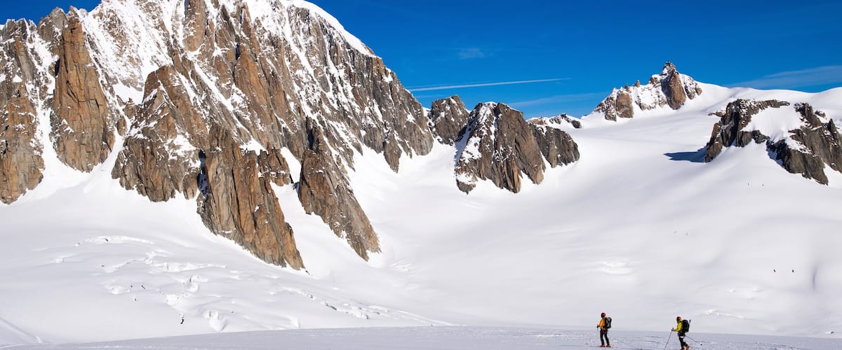 Courmayeur which includes snow, snow skiing and mountains