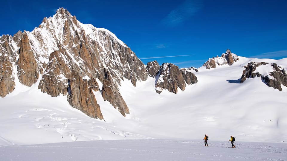 Courmayeur showing snow skiing, mountains and snow