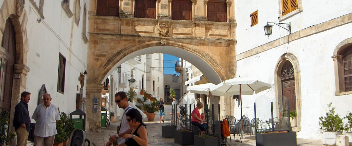 Lecce showing street scenes and heritage elements as well as a small group of people