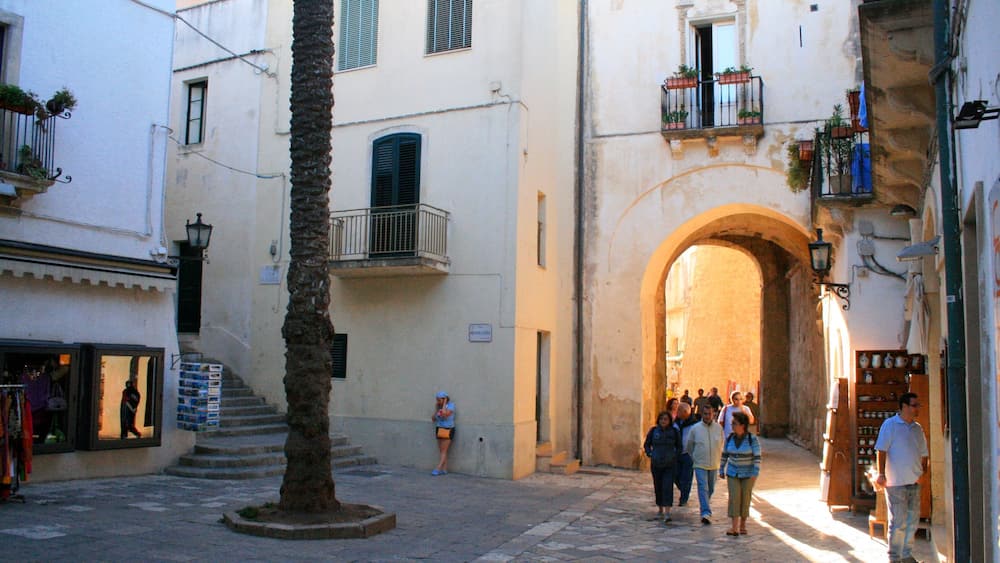 Lecce das einen Straßenszenen sowie große Menschengruppe