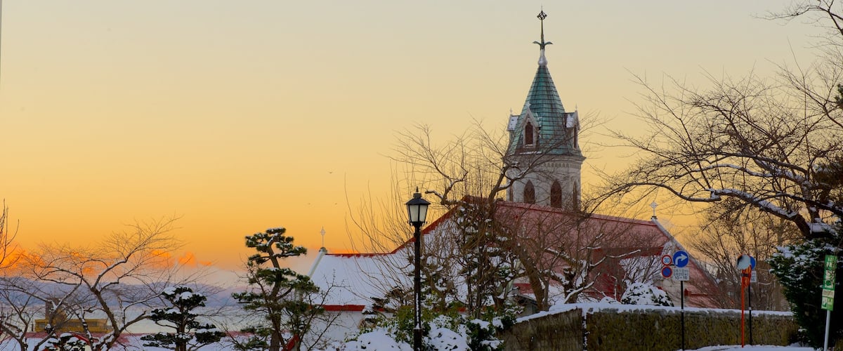 Hakodate caracterizando um pôr do sol e elementos de patrimônio