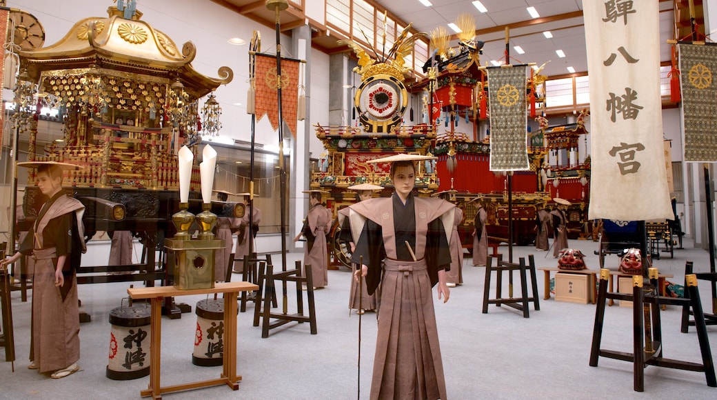 Takayama Yatai Kaikan que inclui elementos religiosos