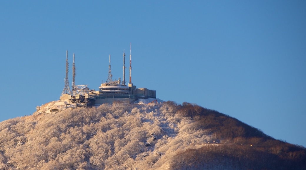 Monte Hakodate mostrando montanhas