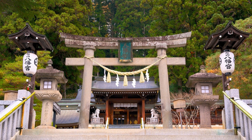 Takayama Yatai Kaikan que inclui um templo ou local de adoração