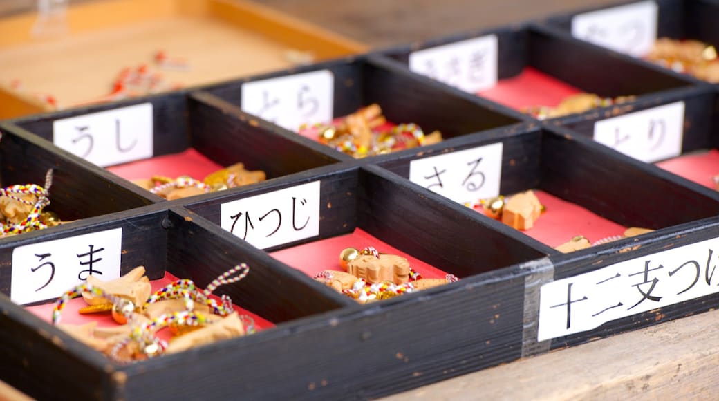 Nitta Shrine showing shopping