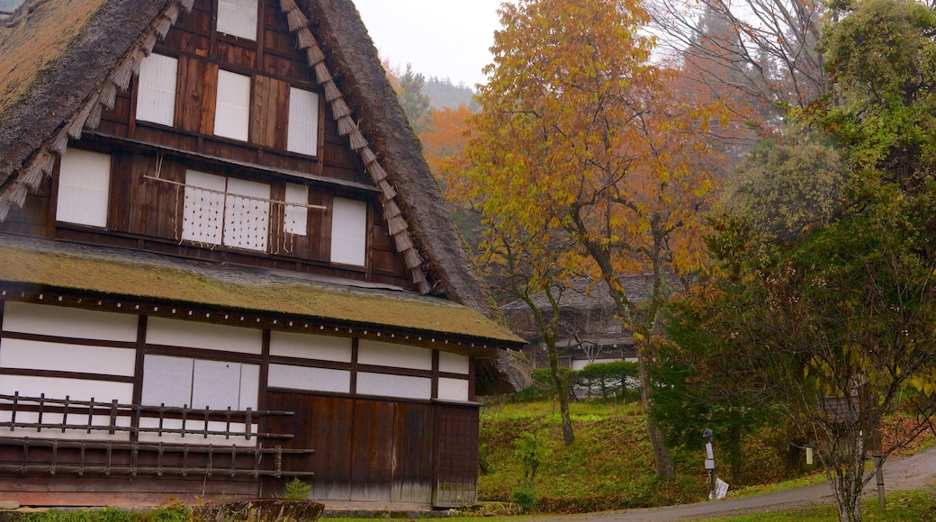 Hida Minzoku Mura Folk Village welches beinhaltet Haus und historische Architektur