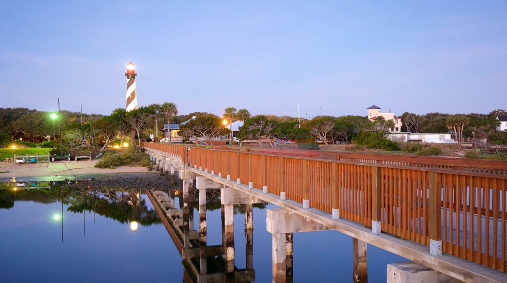 St. Augustine Lighthouse and Museum ofreciendo un puente y escenas de noche
