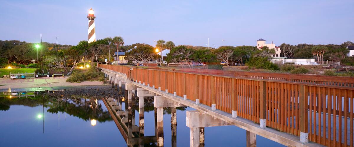 St. Augustine Lighthouse and Museum que incluye un puente y escenas nocturnas