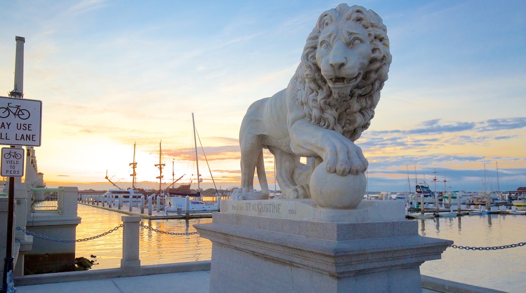 Bridge of Lions mettant en vedette vues littorales, coucher de soleil et statue ou sculpture