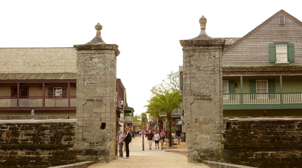 Puertas de la ciudad histórica que incluye elementos patrimoniales