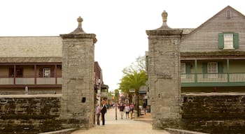 Porte della città vecchia mostrando oggetti d\'epoca