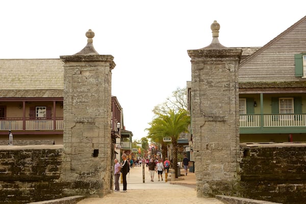 Old City Gates welches beinhaltet Geschichtliches