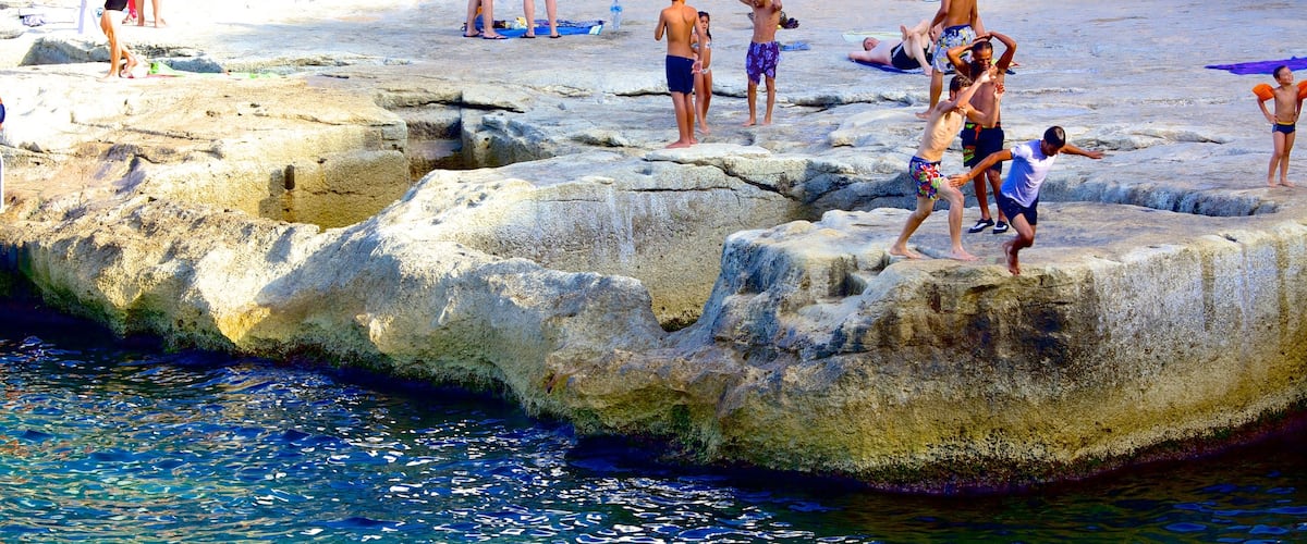 Sliema qui includes baignade et cĂŽte rocheuse aussi bien que important groupe de personnes