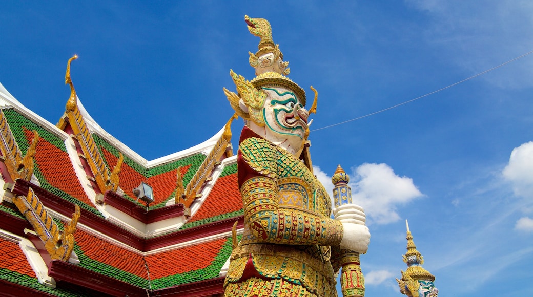 Templo del Buda Esmeralda ofreciendo aspectos religiosos y un templo o lugar de culto
