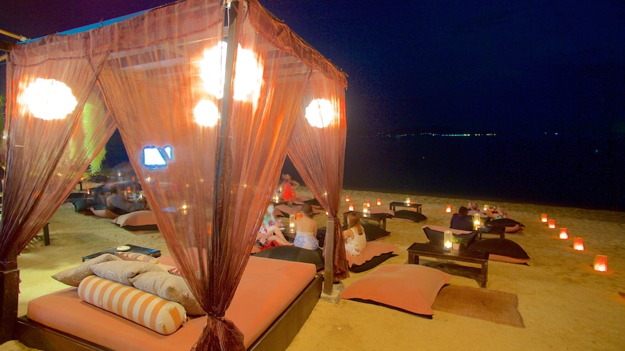 Villaggio di pescatori che include hotel di lusso o resort e paesaggio notturno