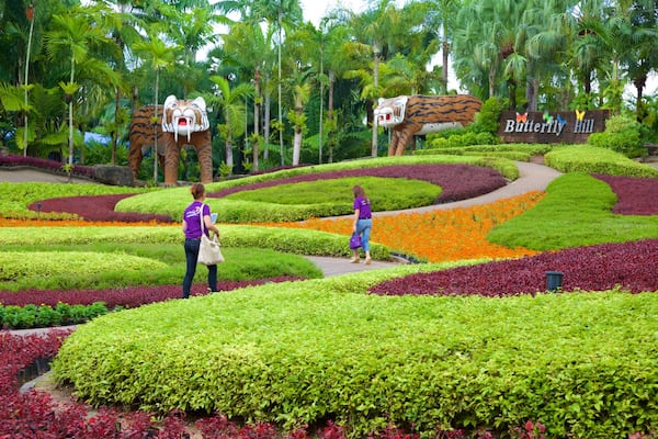 Nong Nooch Tropical Garden das einen Garten sowie kleine Menschengruppe