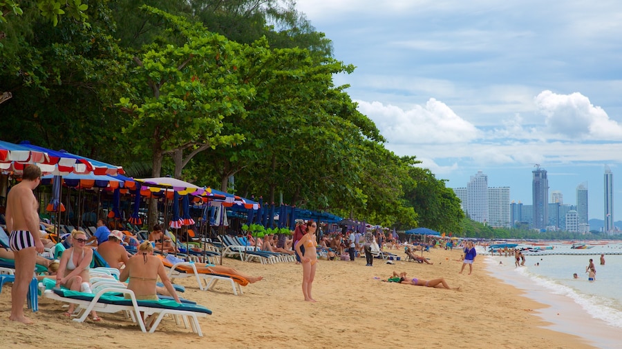 Strand von Dongtan das einen Strand sowie große Menschengruppe