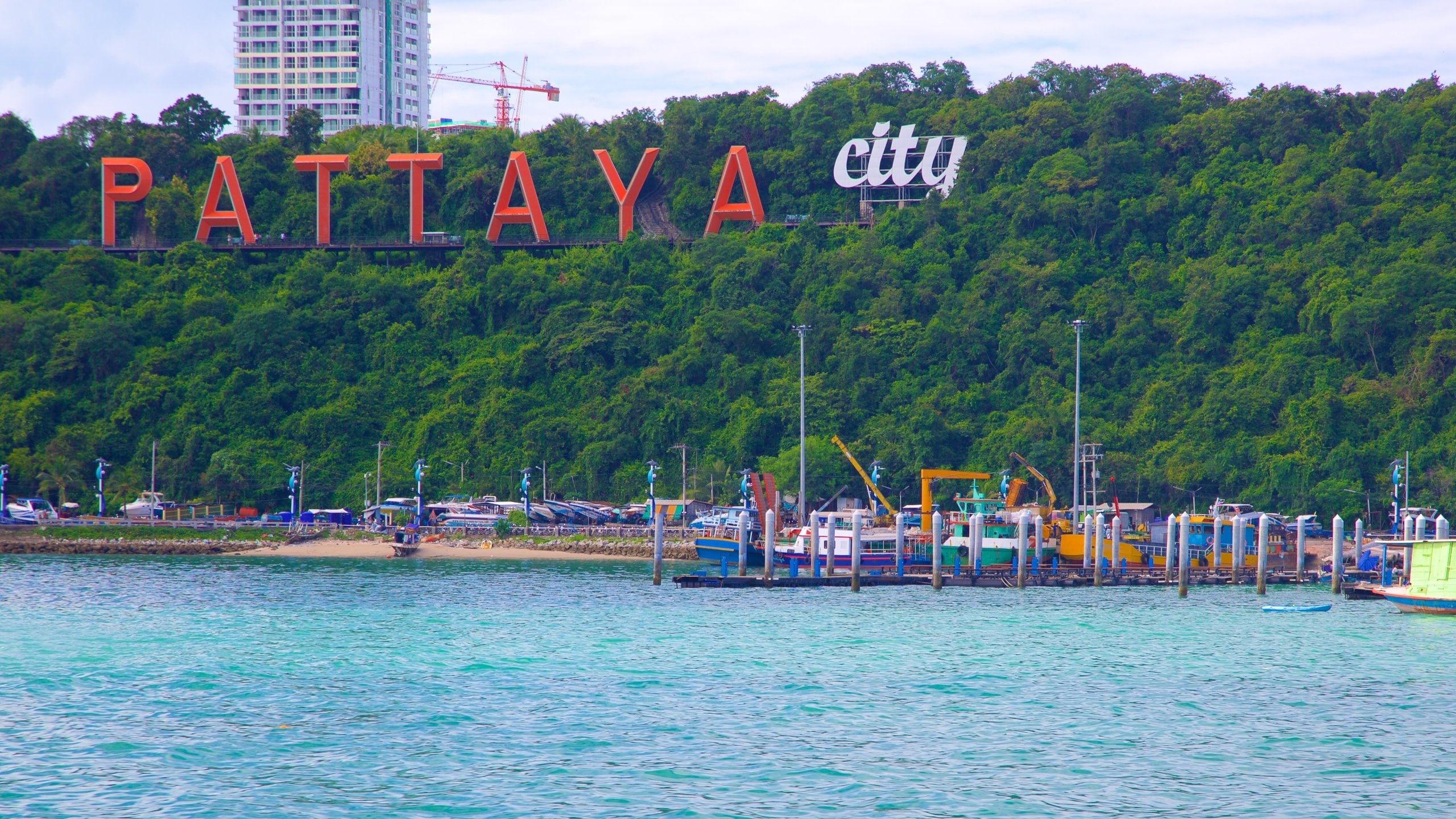 Pattaya que incluye señalización y una marina