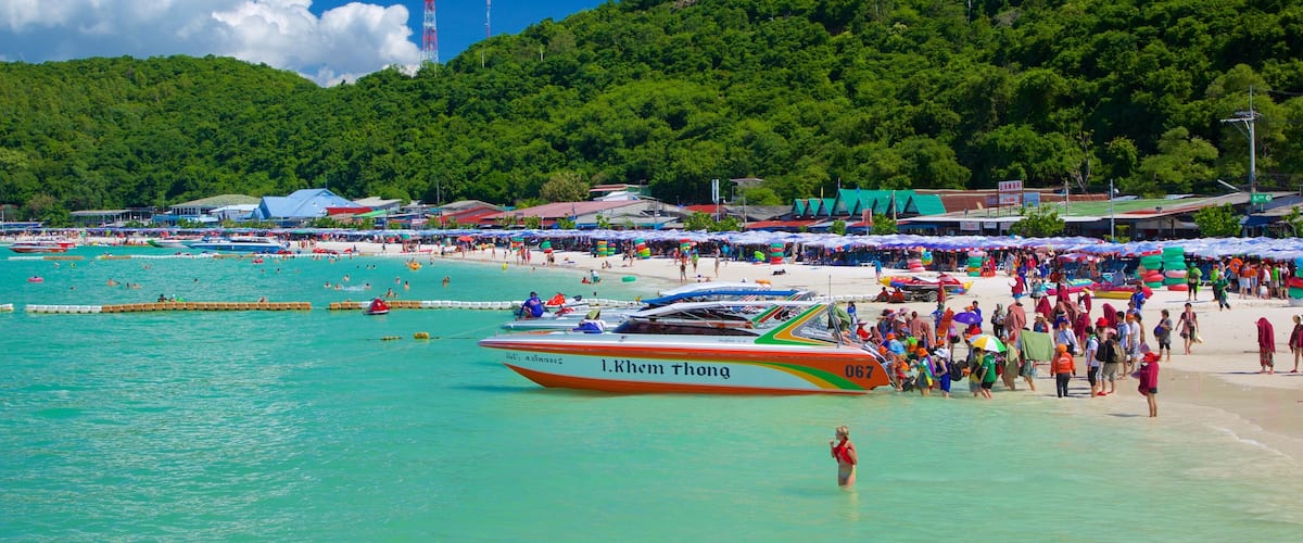 Ta-Yai Beach inclusief een strand en varen en ook een grote groep mensen