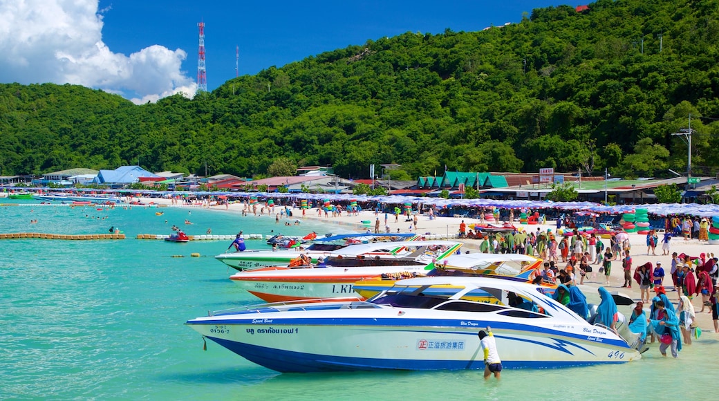 Spiaggia di Ta-Yai caratteristiche di giro in barca e spiaggia sabbiosa cosi come un grande gruppo di persone