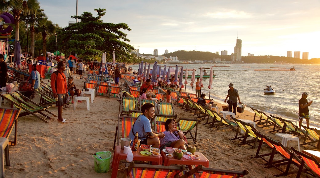 Pattaya Beach montrant plage et coucher de soleil aussi bien que important groupe de personnes