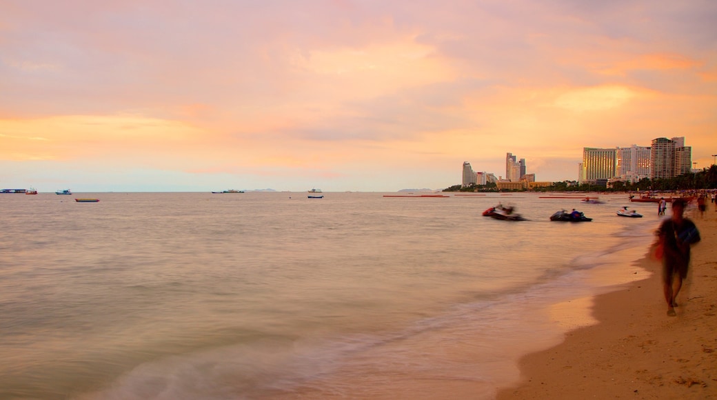 Pattaya Beach presenterar en solnedgång och en sandstrand