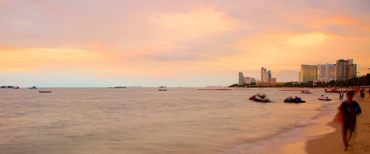 Praia de Pattaya mostrando uma praia de areia e um pôr do sol