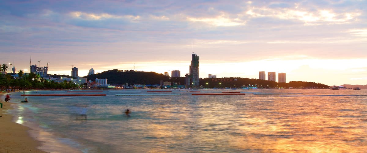 Playa de Pattaya mostrando una puesta de sol y una playa de arena