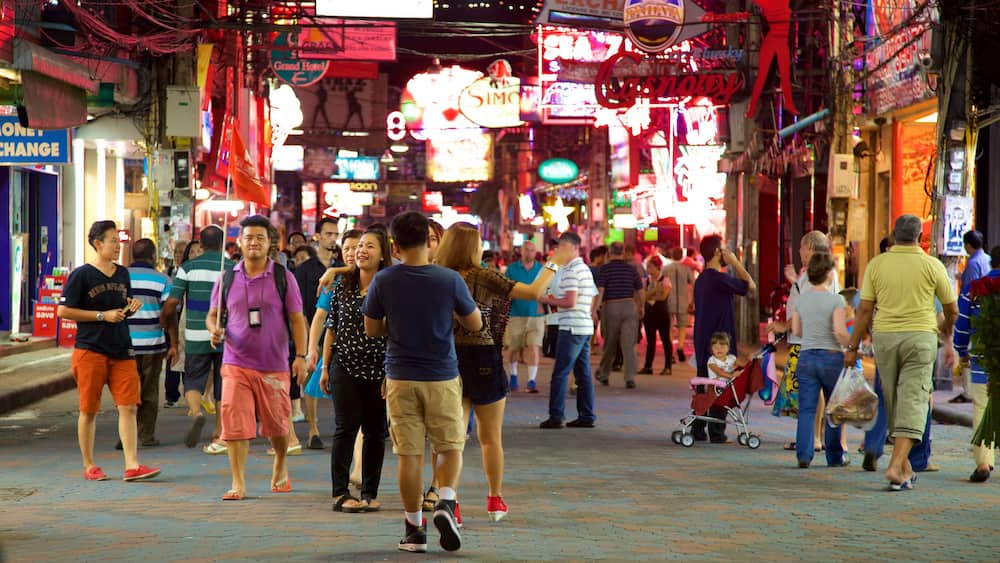 Walking Street mostrando cenas noturnas e mercados assim como um grande grupo de pessoas