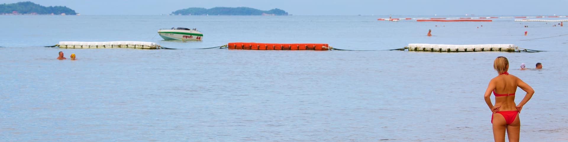 Jomtien Beach welches beinhaltet allgemeine Küstenansicht sowie einzelne Frau