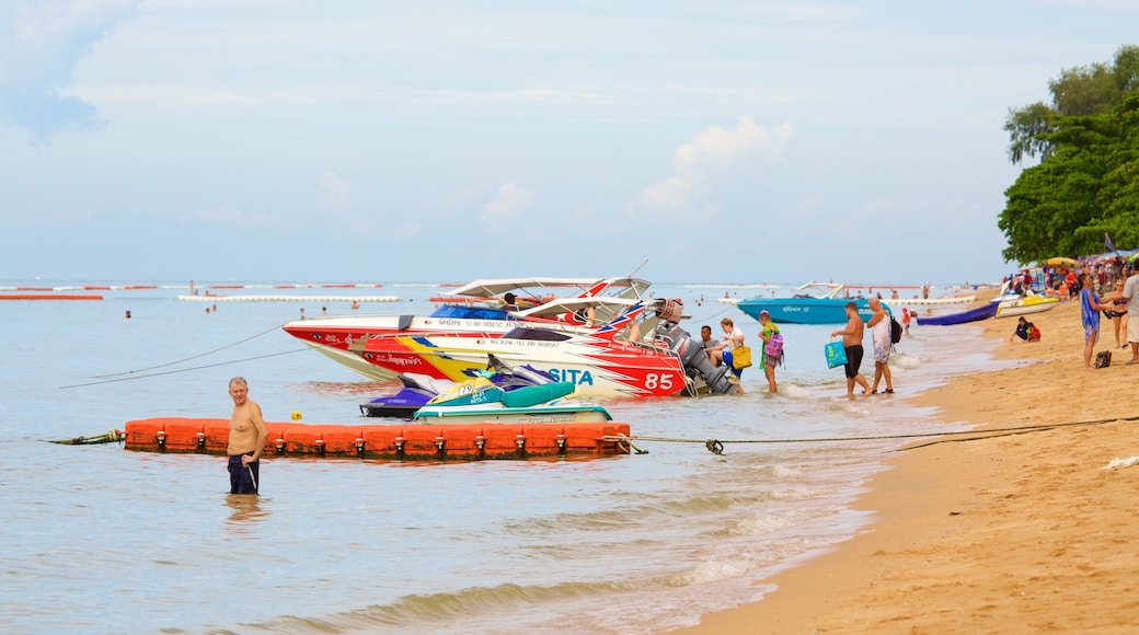 Jomtien Beach welches beinhaltet Strand und Bootfahren sowie große Menschengruppe