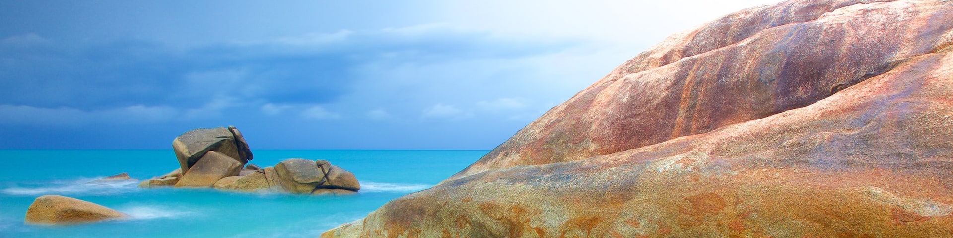 Felsformation Hin Ta & Hin Yai mit einem schroffe Küste