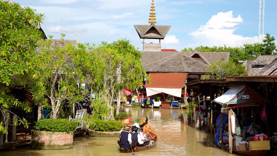 Mercado Flotante de Pattaya ofreciendo un río o arroyo y paseos en lancha y también un gran grupo de personas