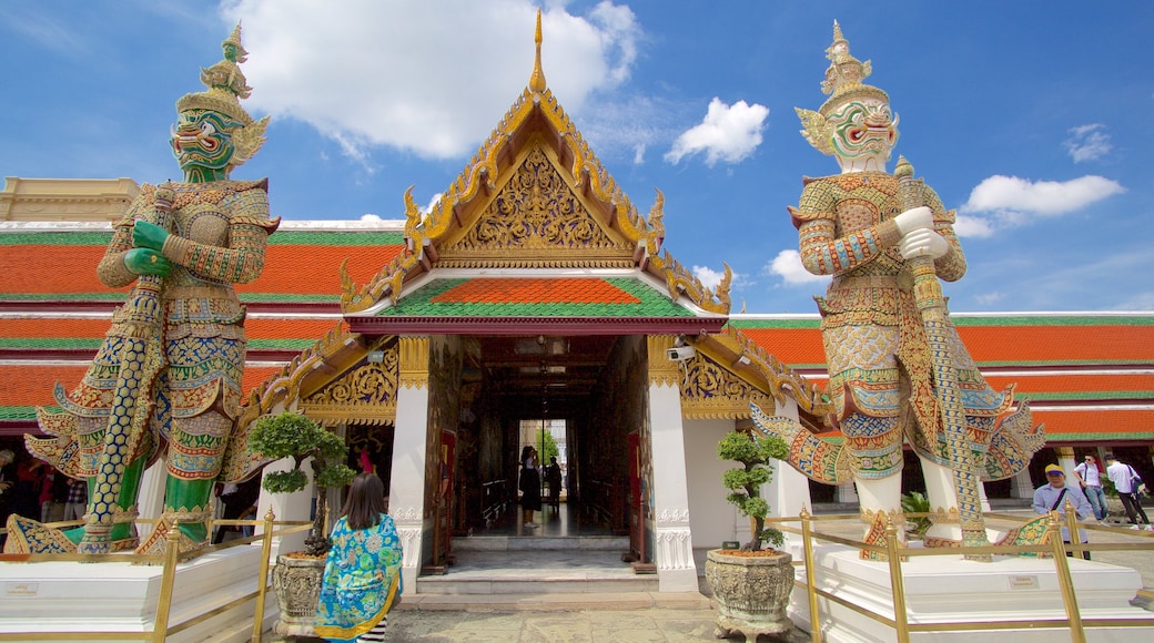 Temple of the Emerald Buddha which includes religious aspects and a temple or place of worship