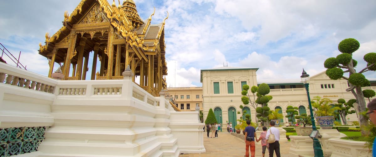 Grande Palácio Real que inclui um templo ou local de adoração assim como um pequeno grupo de pessoas