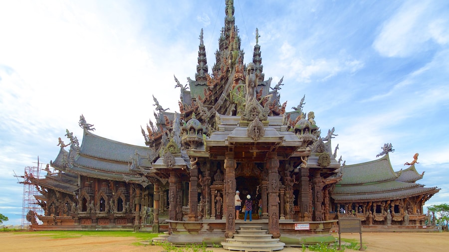 The Sanctuary of Truth ofreciendo un templo o lugar de culto