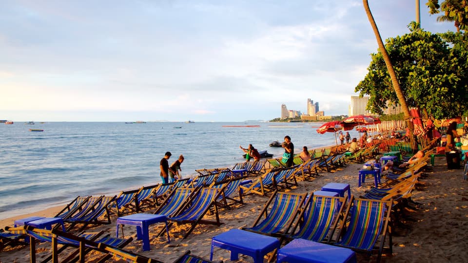 Bãi biển Pattaya cho thấy bãi biển cát