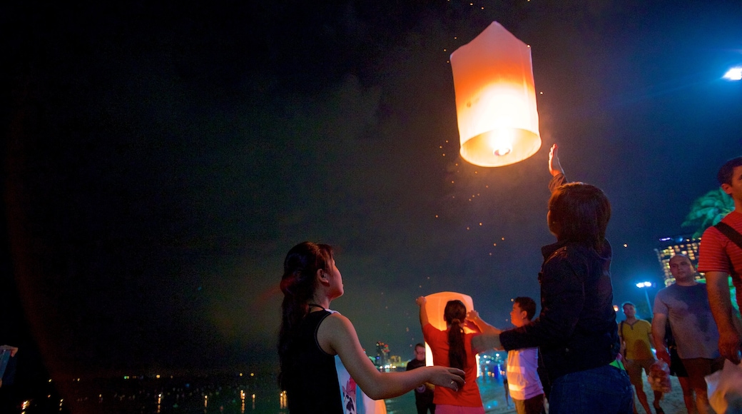 Spiaggia di Pattaya che include festival, vista della costa e paesaggio notturno