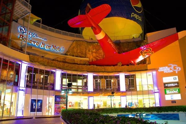 Ripley\'s Believe It or Not which includes shopping and night scenes
