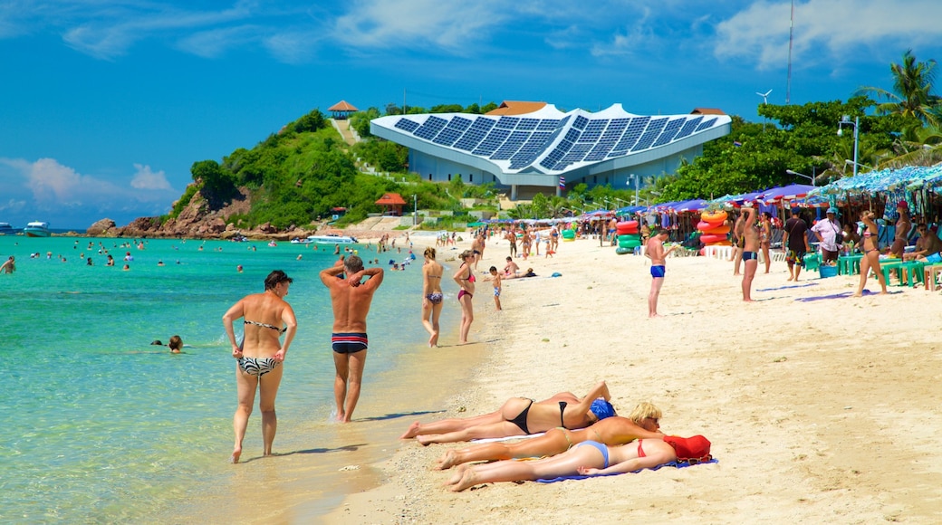 Playa Samae que incluye una playa y también un gran grupo de personas