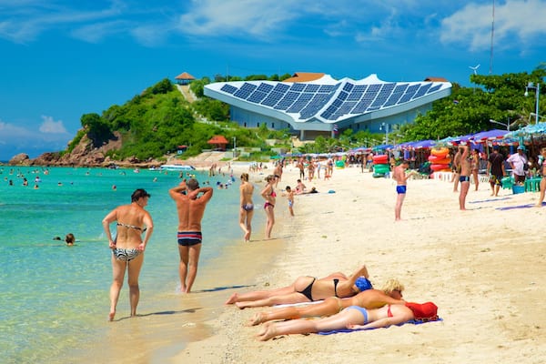Strand von Samae das einen Strand sowie große Menschengruppe