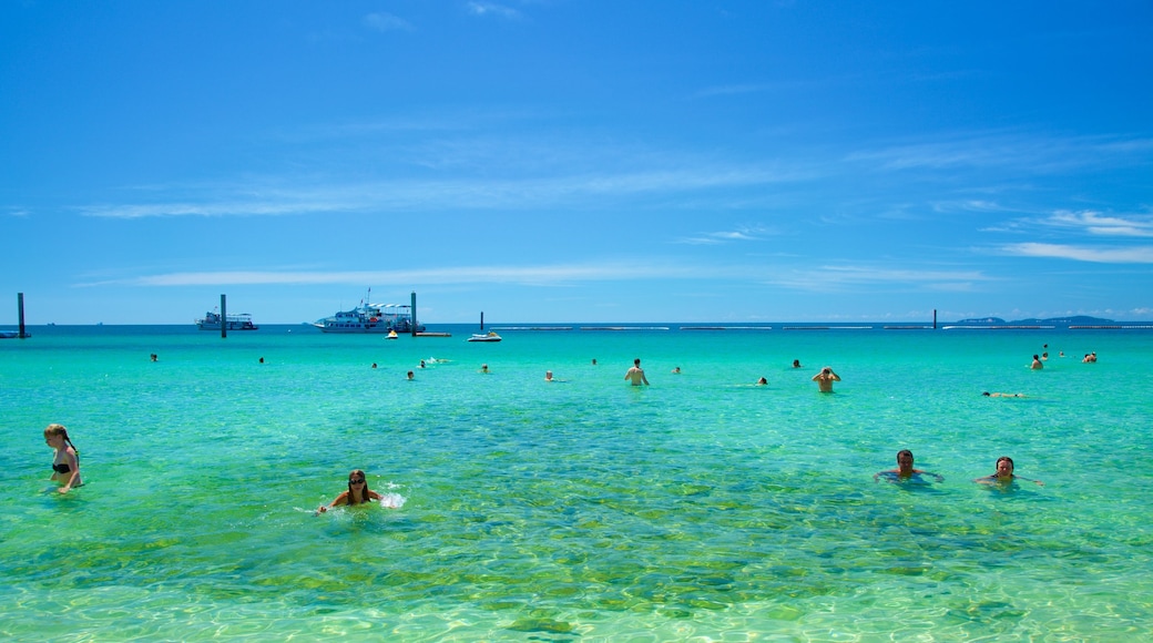 Spiaggia di Samae caratteristiche di colori della barriera corallina, vista della costa e nuoto