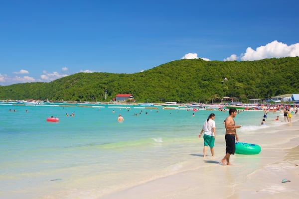 Strand von Ta-Yai das einen Sandstrand sowie einzelner Mann
