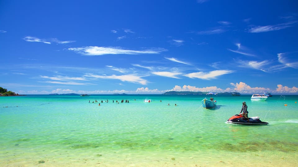 Koh Lan showing jet skiing and general coastal views as well as an individual male