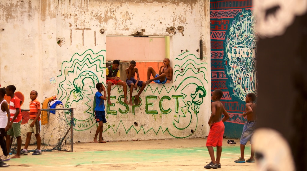 Kingston showing a playground and outdoor art as well as children