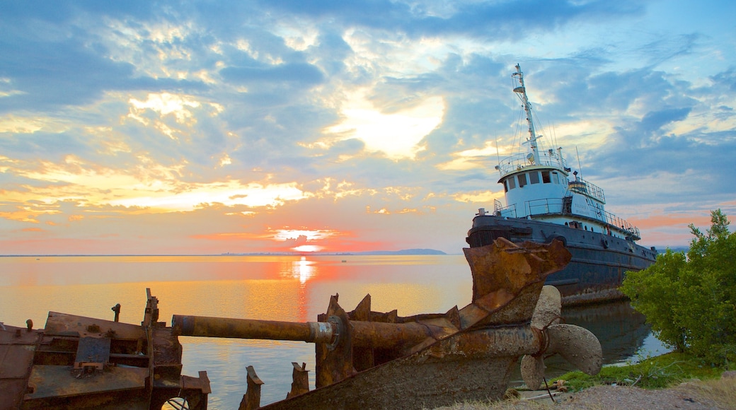 Kingston featuring heritage elements, boating and a sunset