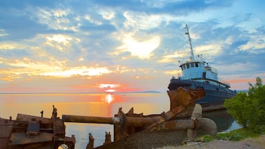 Kingston showing building ruins, a sunset and heritage elements