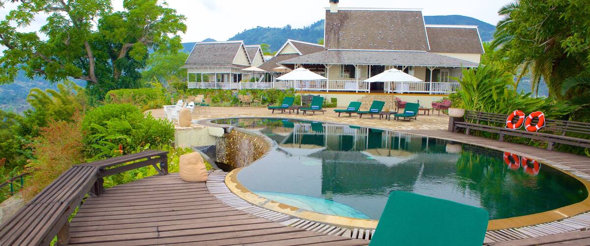 Irish Town qui includes hôtel ou complexe de luxe et piscine