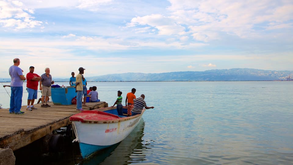 Port Royal mettant en vedette bateau et paysages côtiers aussi bien que un grand groupe de personnes
