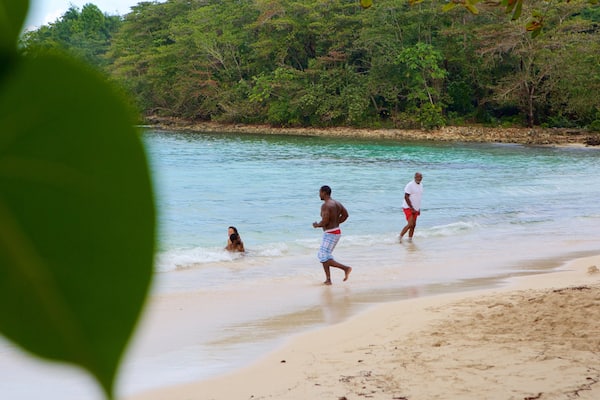 Strand von Winnifred das einen Strand sowie kleine Menschengruppe
